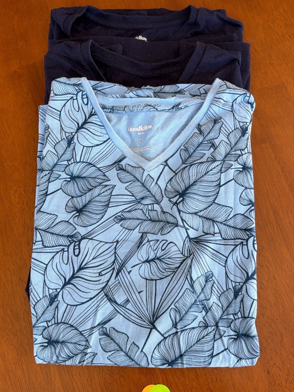 Medium 3pk Goodfellow & co v neck tshirts